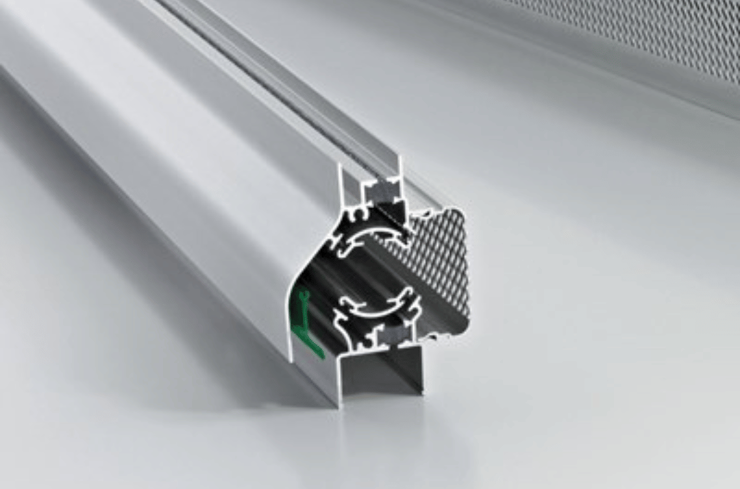 Ventilatierooster boven glas